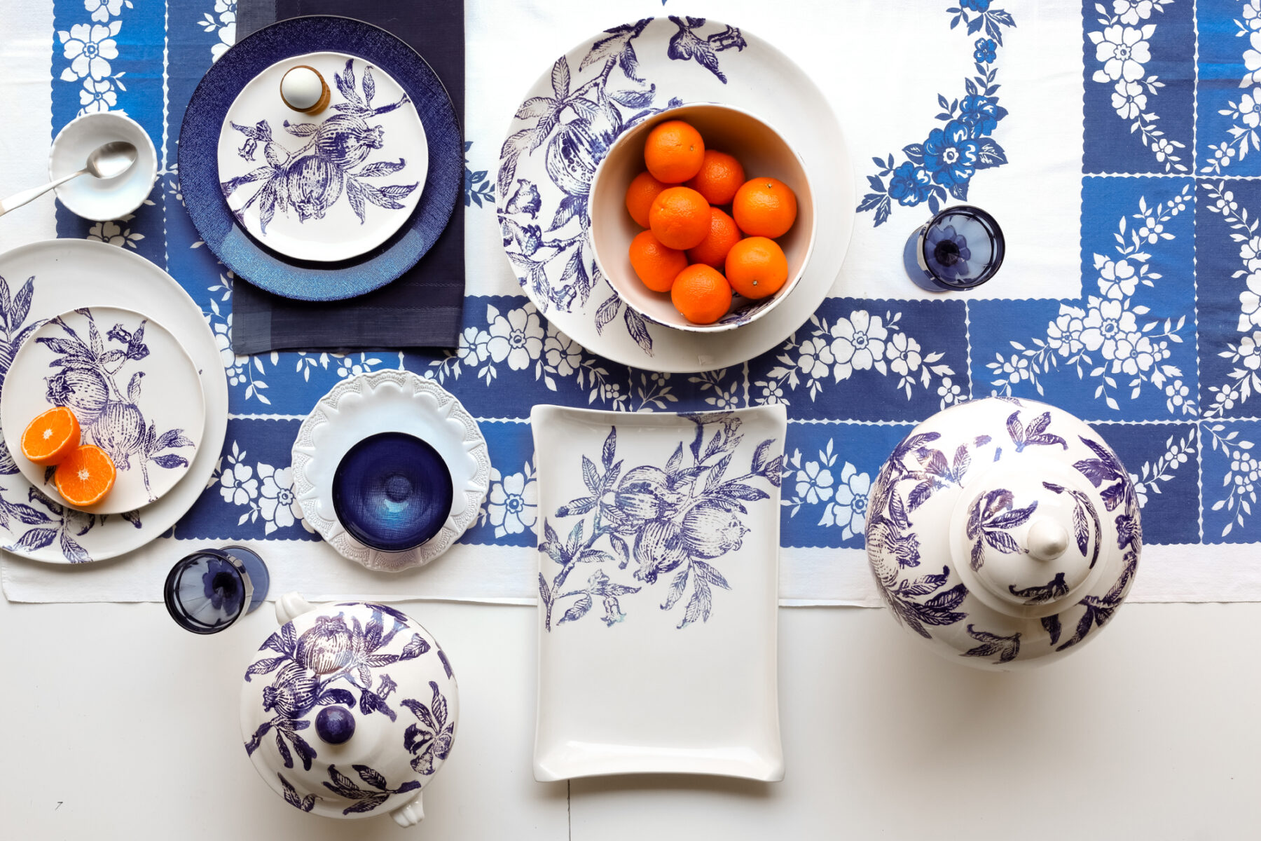 VIETRI - Ornate Blue Leave Dinnerware Set with Oranges as Accent