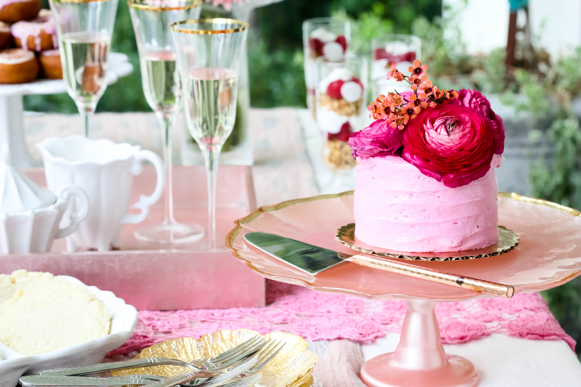 VIETRI - Pink Cake on a Pink Cake Stand